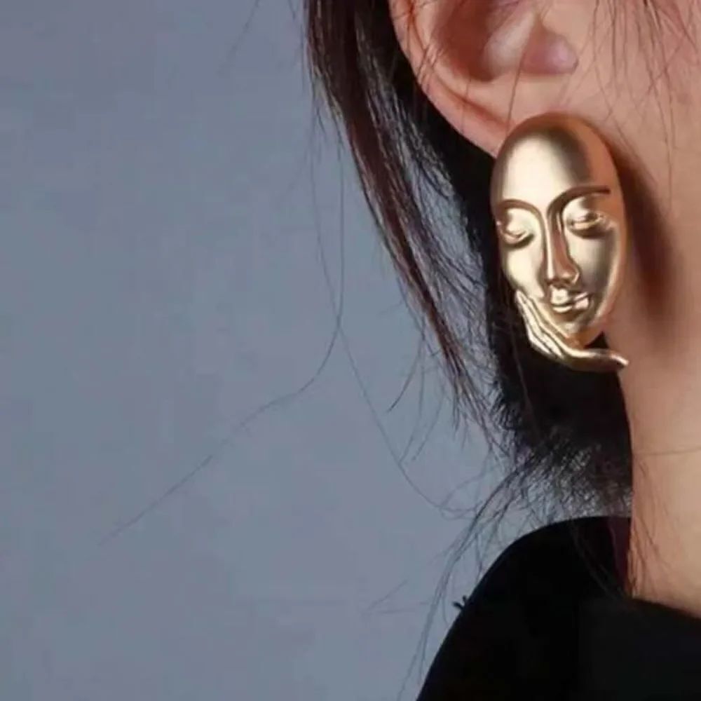 figure stud earrings N570